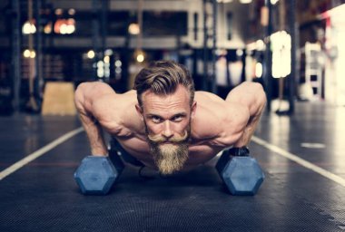 Spor salonunda egzersiz yapan adam.