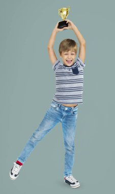 Kupası kazanan tutan çocuk