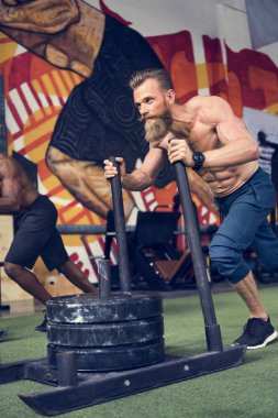 Spor salonunda egzersiz yapan adam.