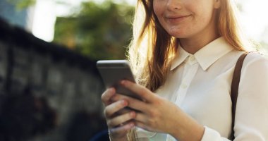 Akıllı telefon kullanan kız