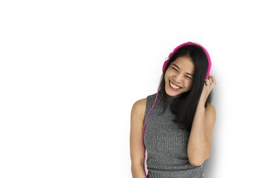 Kulaklıkla müzik dinleyen Asyalı kadın.