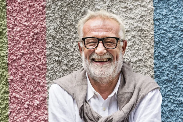 Gülümseyen yakışıklı adam — Stok fotoğraf