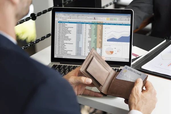 クレジット カードで財布を保持している実業家 — ストック写真