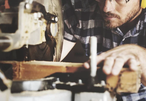 Carpenter working in workshop — Stock Photo, Image