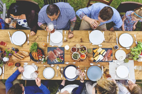 Grupo de pessoas jantando — Fotografia de Stock
