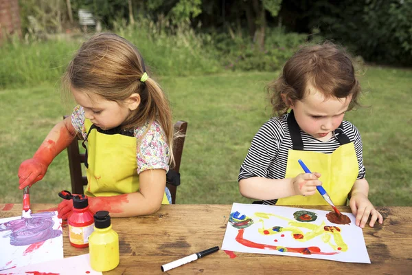 Kind lernt Malerei — Stockfoto