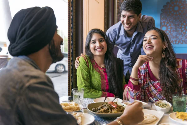 Ανθρώπους που τρώνε Ινδικό φαγητό στο εστιατόριο — Φωτογραφία Αρχείου