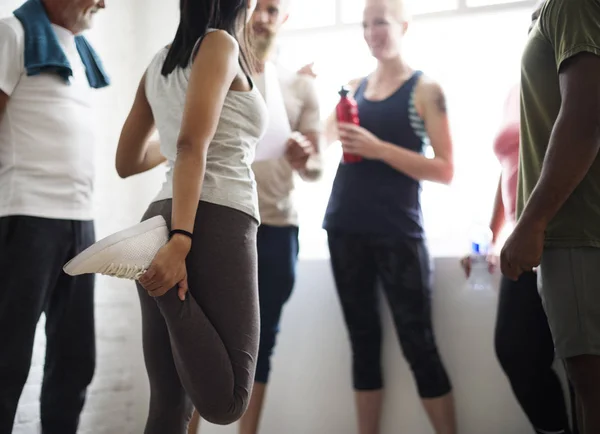 Pessoas conversando antes do exercício — Fotografia de Stock