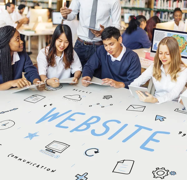 Diversiteit groep studenten op de werkplek tabel — Stockfoto