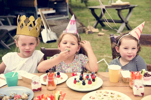 Παιδιά στο πάρτι γενεθλίων — Φωτογραφία Αρχείου
