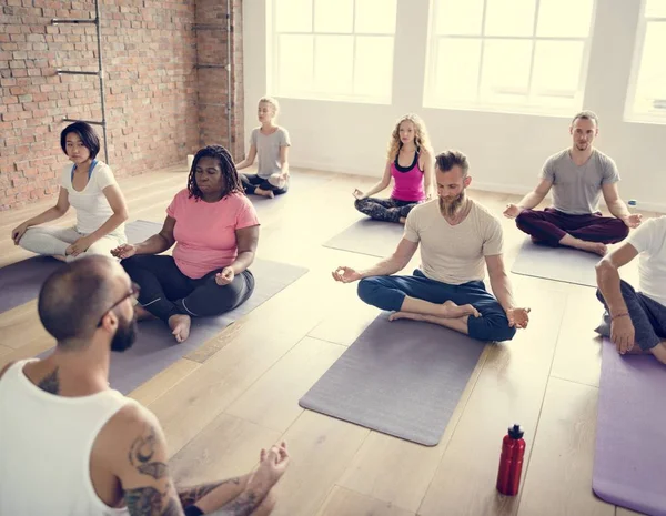 Pessoas fazendo joga — Fotografia de Stock