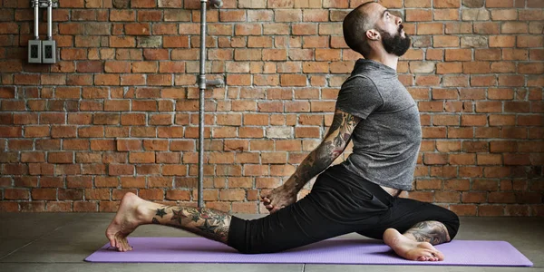 Yoga egzersiz egzersiz yapan erkek