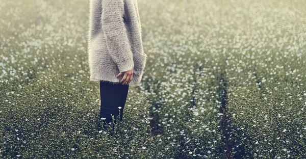 Donna in campo fiorito — Foto Stock