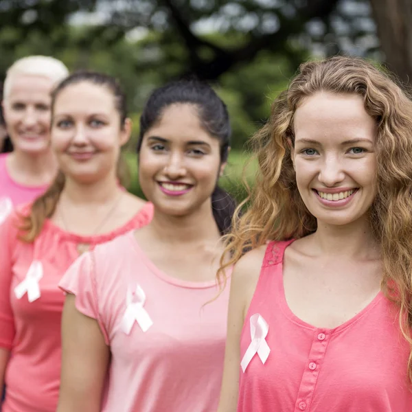 Mulheres em camisas rosa — Fotografia de Stock