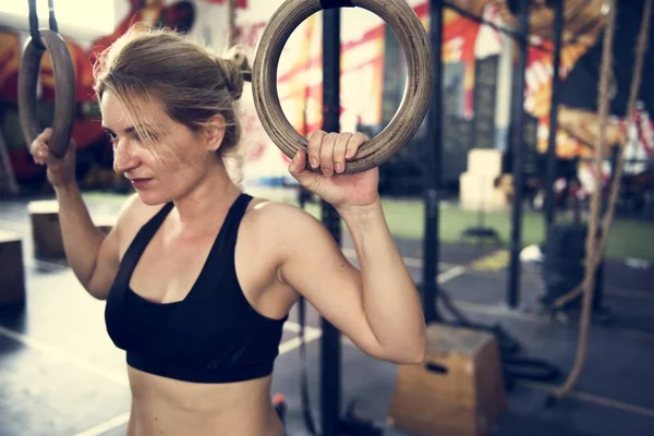 Vrouw in de sportschool — Stockfoto