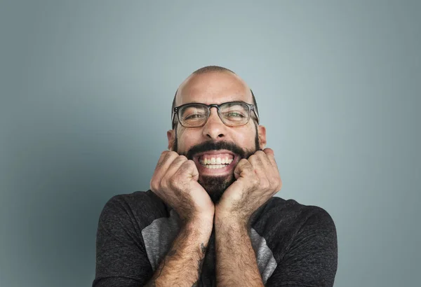 Sorridente uomo caucasico barbuto — Foto Stock