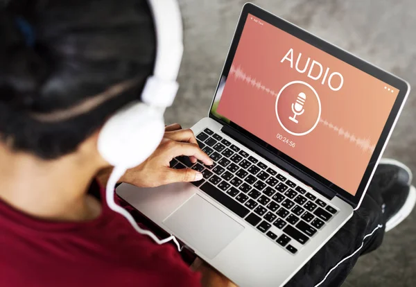 Man using laptop and listening musi — Stock Photo, Image