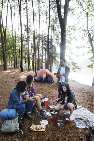 Friends Eating Food — Stock Photo, Image