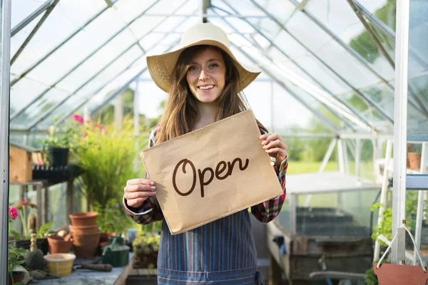 Landwirt hält Schild offen — Stockfoto