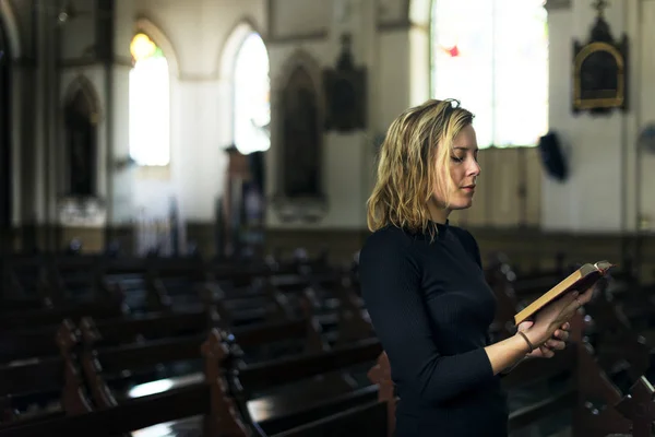 Жінка, стоячи в церкві — стокове фото
