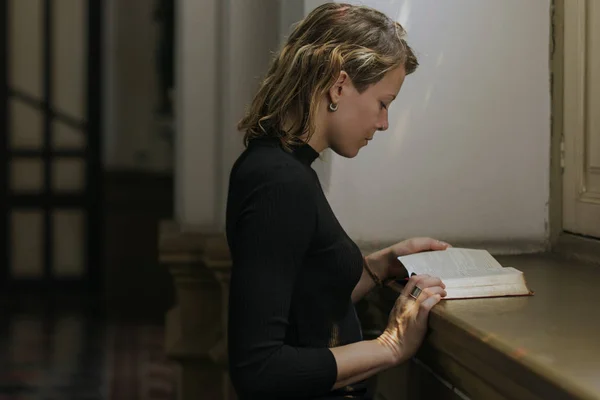 Mujer leyendo la Biblia en la Iglesia — Foto de Stock