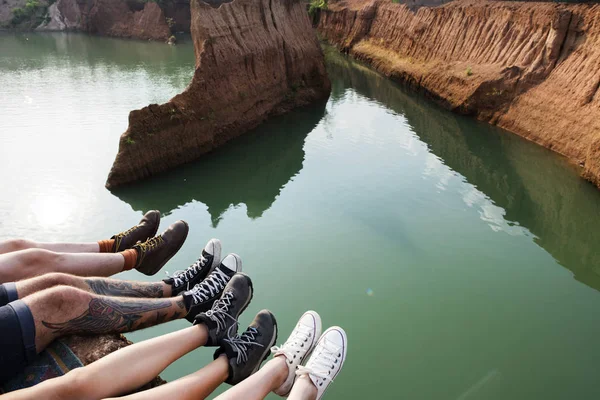 Amigos sentados no lago — Fotografia de Stock