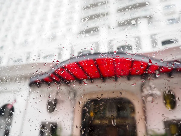 Janela de vidro com gotas de chuva — Fotografia de Stock