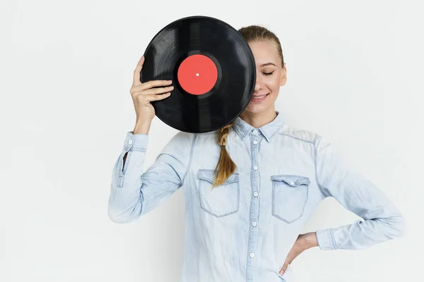 Mujer sosteniendo disco de vinilo — Foto de Stock