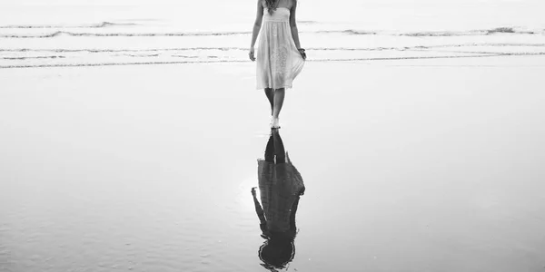 Mulher andando na praia — Fotografia de Stock