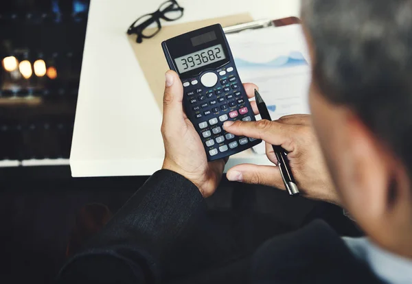 Бизнесмен с помощью калькулятора — стоковое фото