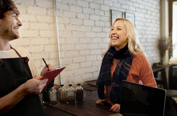 Donna Cliente in caffetteria — Foto Stock