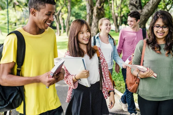 Diversidade estudantes andando e sorrindo — Fotografia de Stock