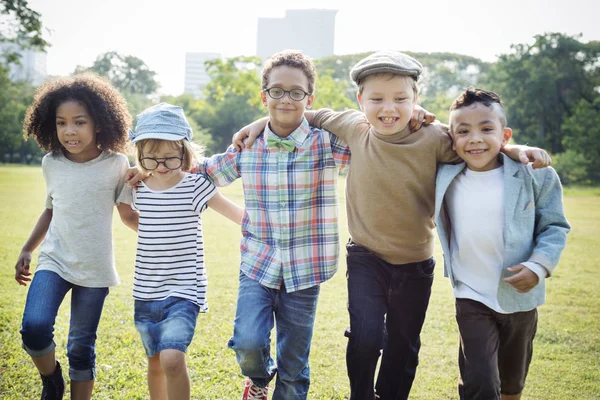 Niños divirtiéndose en el parque — Foto de Stock