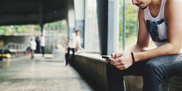 Guy doorbladeren mobiele — Stockfoto