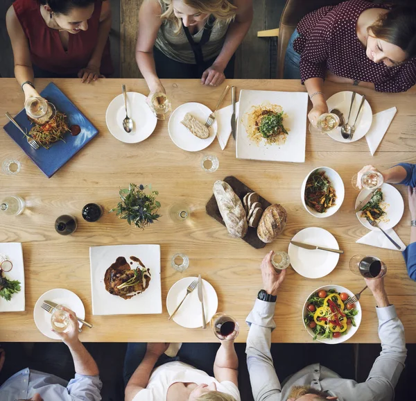 Mensen die eten. — Stockfoto