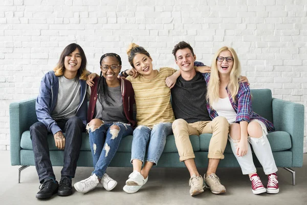 Students hugging together — Stock Photo, Image