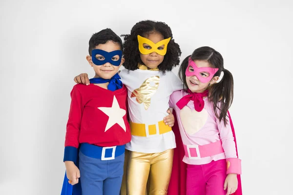 Küçük çocuklarda kostümleri süper kahramanlar — Stok fotoğraf