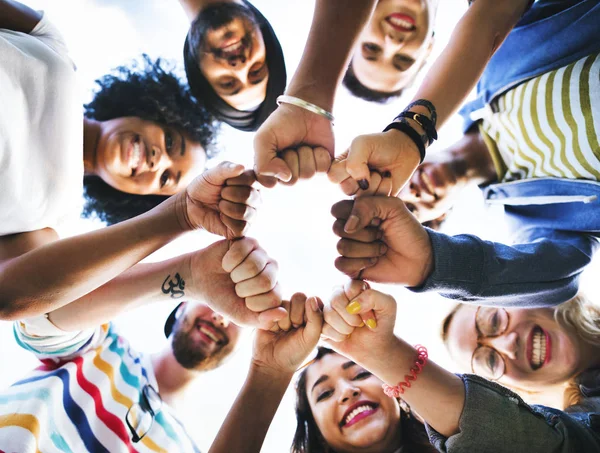 Studenti impilare le mani insieme — Foto Stock