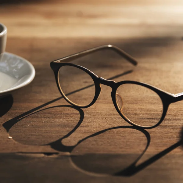 Γυαλιά και το φλιτζάνι του καφέ — Φωτογραφία Αρχείου