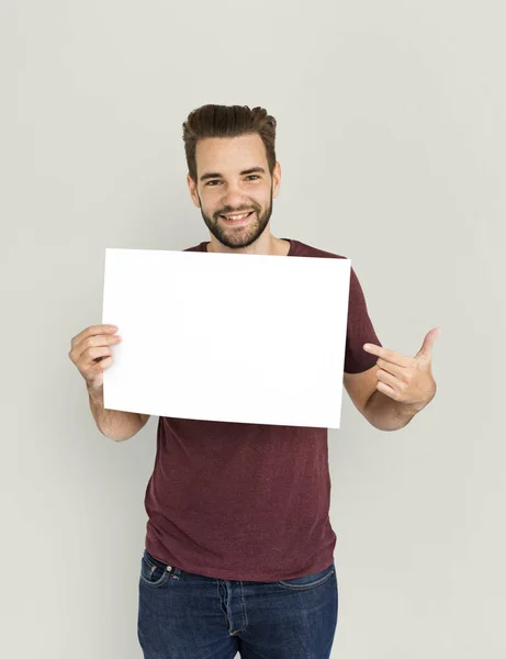 Ο άνθρωπος που δείχνει το χαρτί κενό και χαμογελαστός — Φωτογραφία Αρχείου