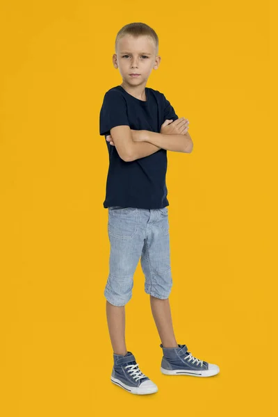 Allvarlig liten pojke med korsade armar — Stockfoto