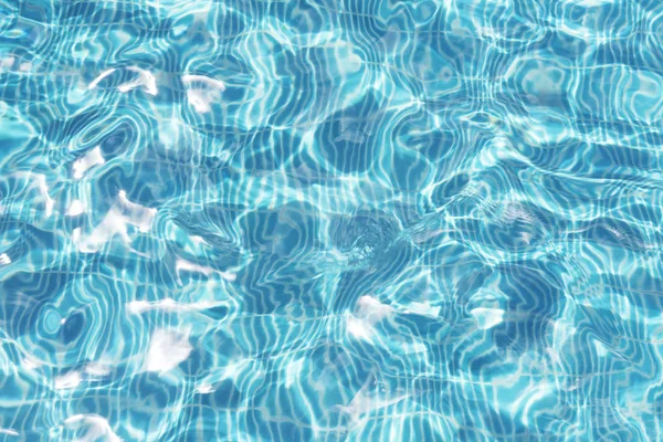 Kristallwasser im Pool — Stockfoto