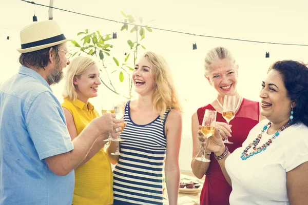 Groep mensen op feestje — Stockfoto