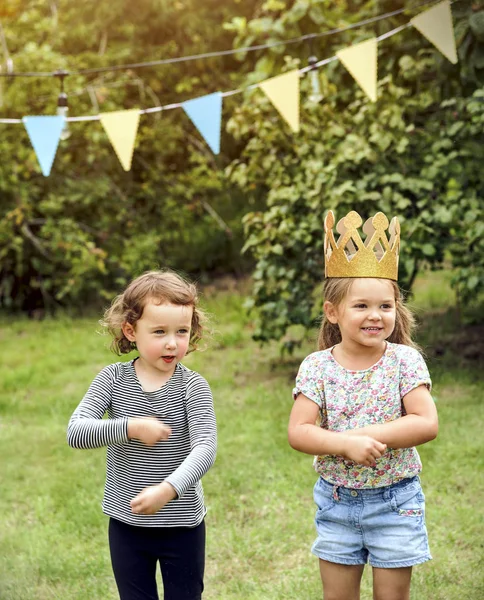 Niños en la fiesta de cumpleaños — Foto de Stock