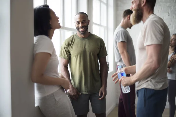 La gente charlando antes del ejercicio — Foto de Stock