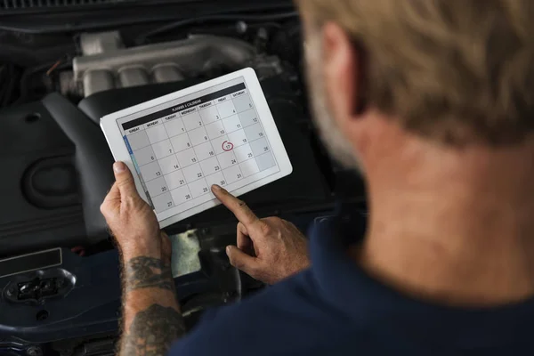 Automechaniker mit digitalem Tablet — Stockfoto