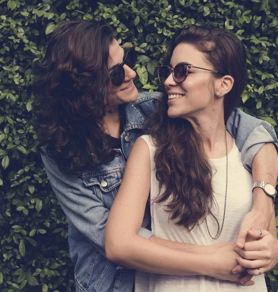 Lesbiskt par umgås — Stockfoto