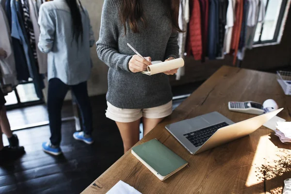 Wowan arbeitet im Geschäft — Stockfoto