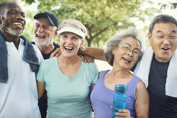 Ältere Freunde beim Sport — Stockfoto