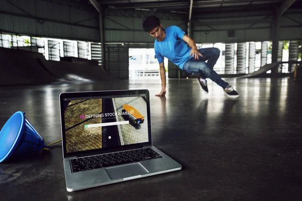 Відкритий ноутбук з breakdancers — стокове фото